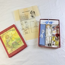 Dolly’s Modista Caja Set Kit con Porcelana 6” Muñeca y Accesorios Coleccionistas