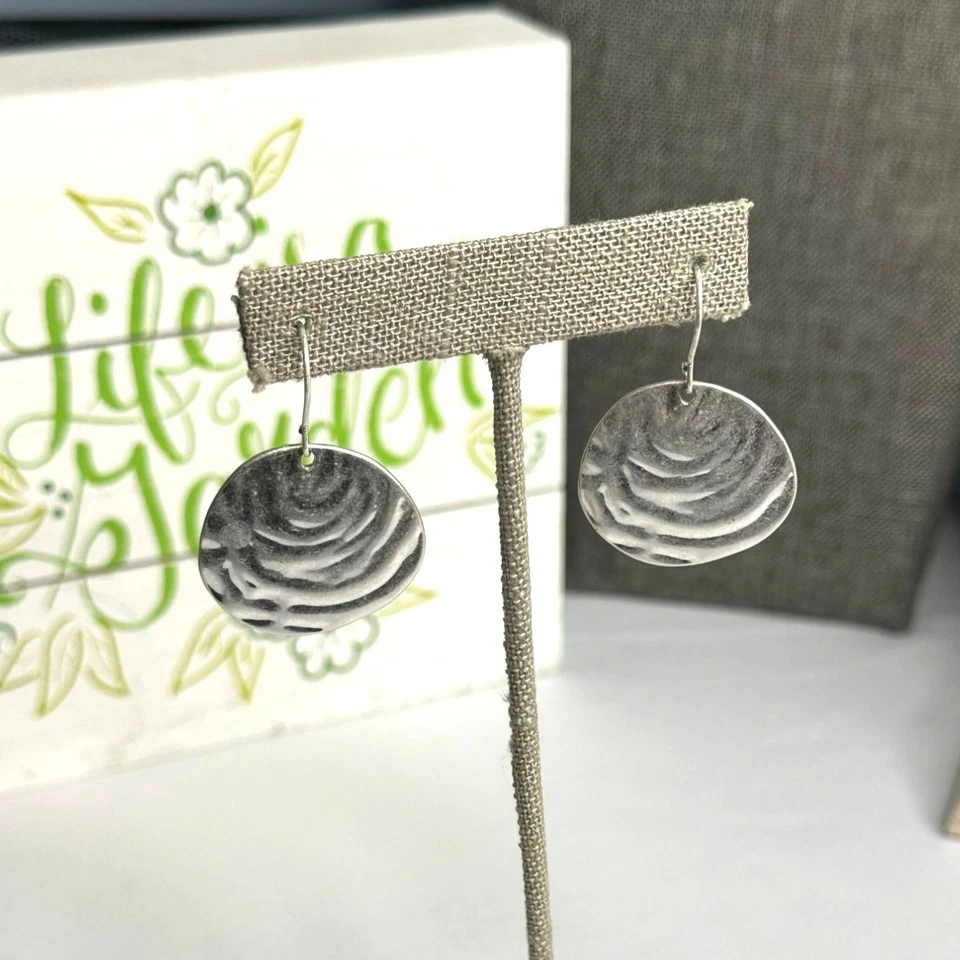 Pendientes colgantes Park Lane Jewelry plata mate inspirados en conchas marinas textura orgánica Foto 2 de 4