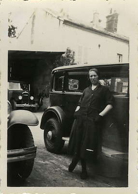OLD PHOTO - VINTAGE SNAPSHOT - WOMAN'S TACOT CAR - CAR BANGER WOMAN