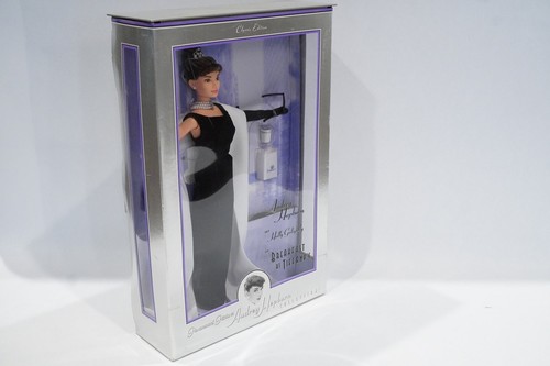 Audrey Hepburn Barbie bambola colazione al vestito nero di Tiffany NRFB vintage 1998 - Foto 3 di 7