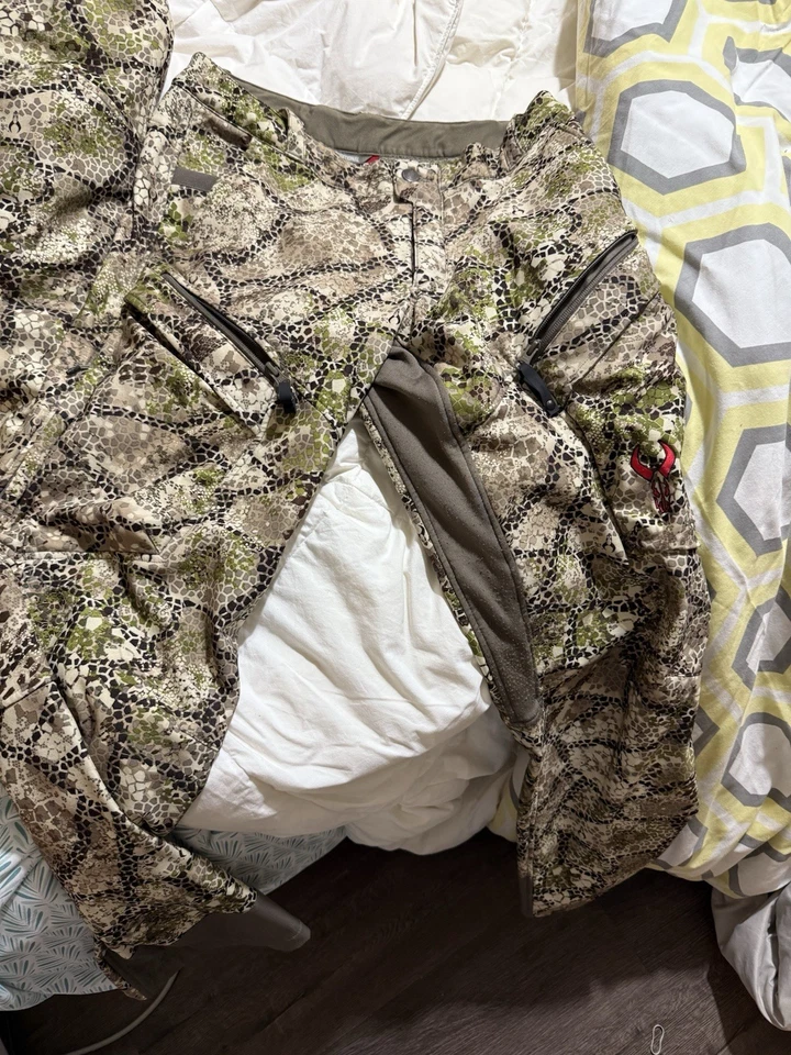 Badlands Camo Resist Men's Size Large And Medium Pants - Image 3 of 3