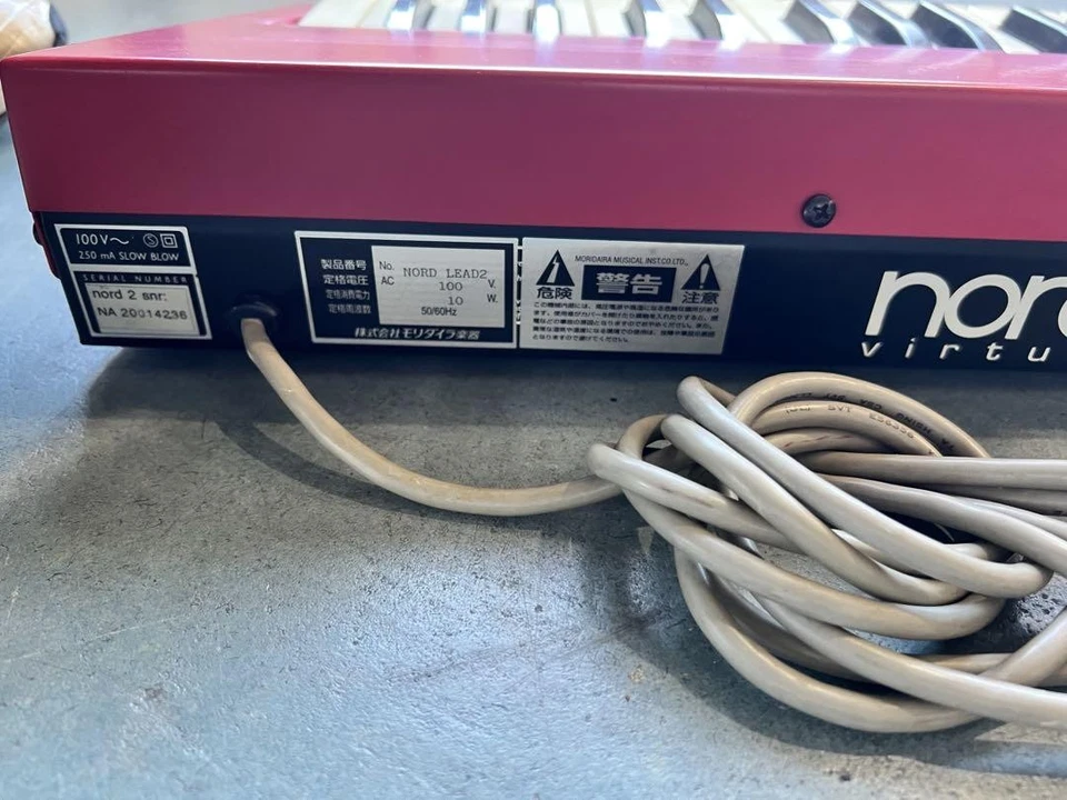 Teclado sintetizador analógico virtual Clavia Nord Lead 2 rojo probado para sonido básico Foto 4 de 4