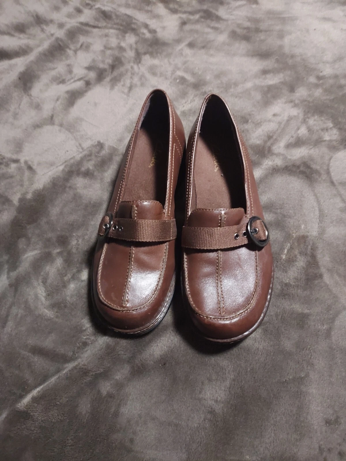 Scarpe Clarks taglia 7 mocassini slip on in pelle marrone accento fibbia donna 74326