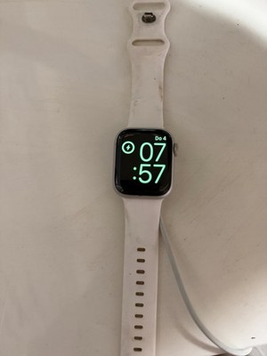 Apple Watch Series 8 41 mm Smartwatch silbernes Gehäuse, weißes Silikonarmband