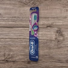 ONE Oral-B VIVID Dual Action WHITENING TOOTHBRUSH Medium Softness Bristles GREEN