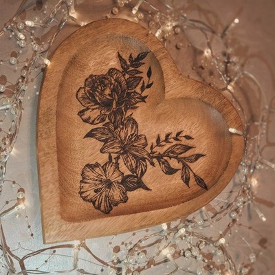 Herzschale Pyrography Brandmalerei Holz Handarbeit Blumen