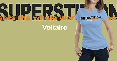 Aberglaube setzt die ganze Welt in Flammen. Voltaire Tshirt Philosophy
