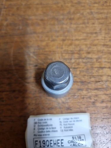 Genuine Renault Master Van Locking Wheel Nut Key Code Q F19QEHEE - Picture 2 of 4