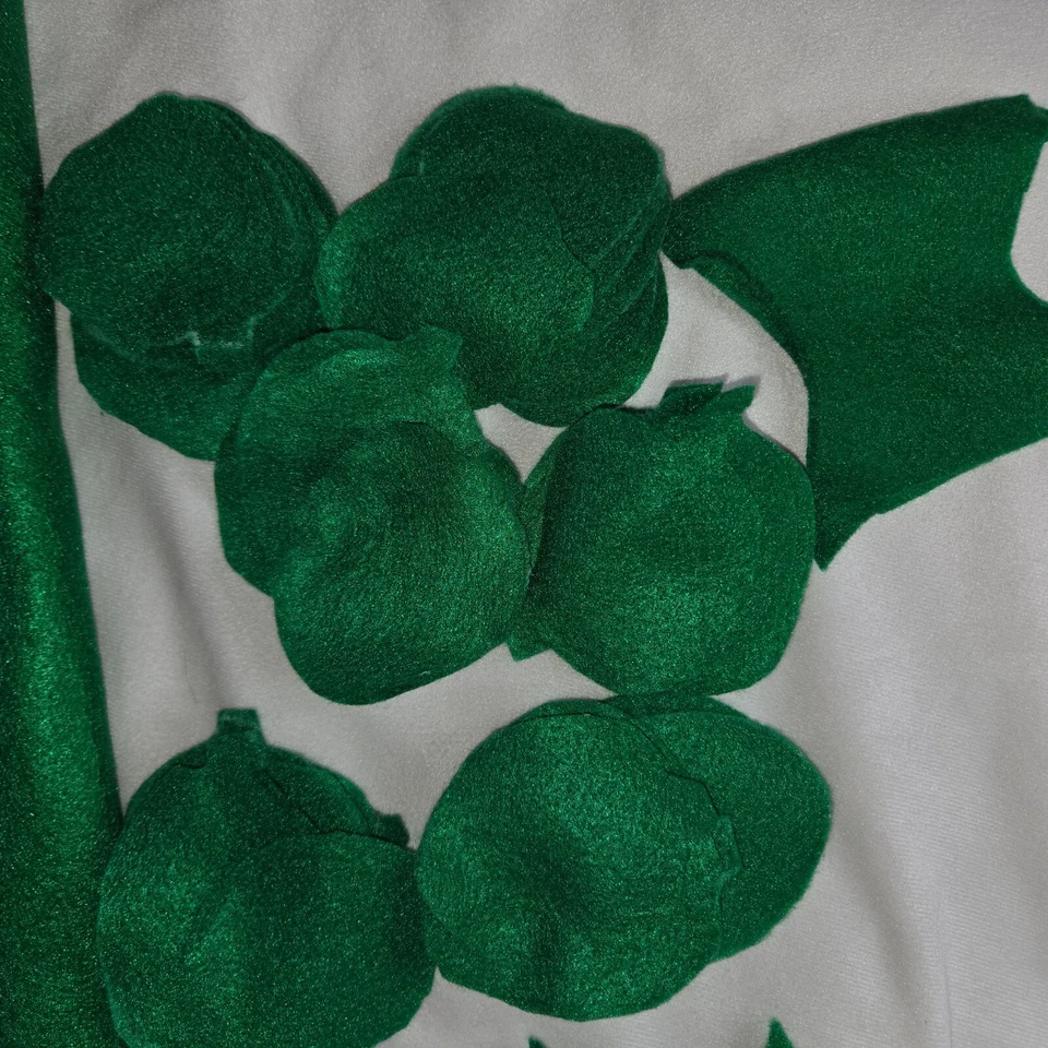 Felt Fabric Remnants Green 76" x 38" with Small Remnants Red Sheet 27" x 37" - Image 2 of 4