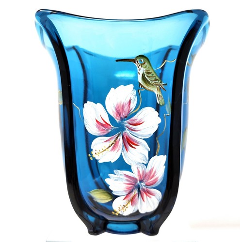 Jarrón de vidrio azul índigo FENTON ORQUÍDEA FLORAL con colibrí 7" de alto firmado - Imagen 3 de 24