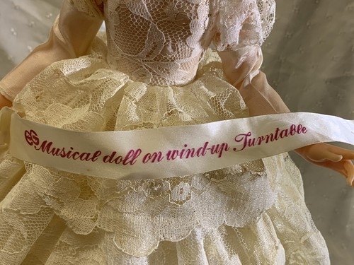 Vintage 1963 EEGEE Co. Musical 15'' Bride Doll on Wind- Up Turntable - Picture 5 of 9