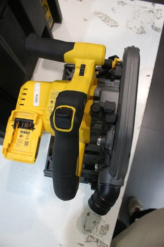 DeWALT FLEXVOLT BRUSHLESS PLUNGE SAW KIT DCS520T2-XE - Picture 9 of 18