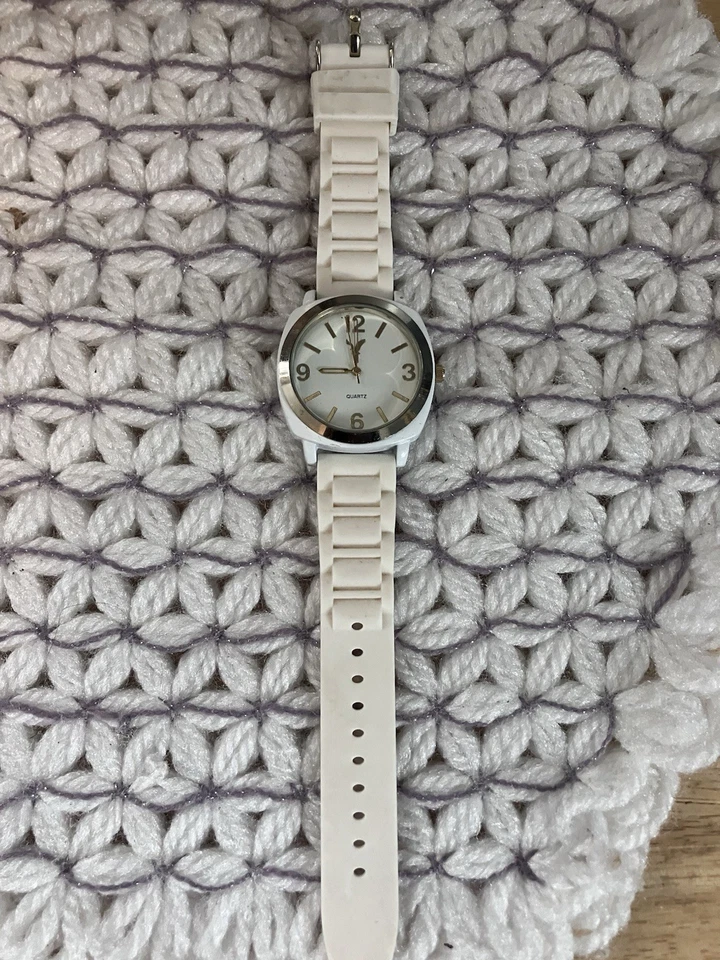 American Eagle Watch White& Good Condition Needs Battery - Image 2 of 4