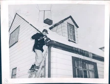 1957 Photo Al Bohn Ladder Worker Snow Covered Roof Hammer 8X10