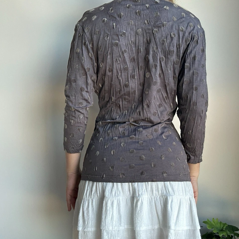 Blusa feminina Flower 10 cinza enrugada bolinhas gola V manga 3/4 elástica - Imagem 4 de 4