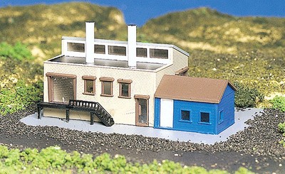 Bachmann - Factory w/Accessories & Figures (Assembled) - N