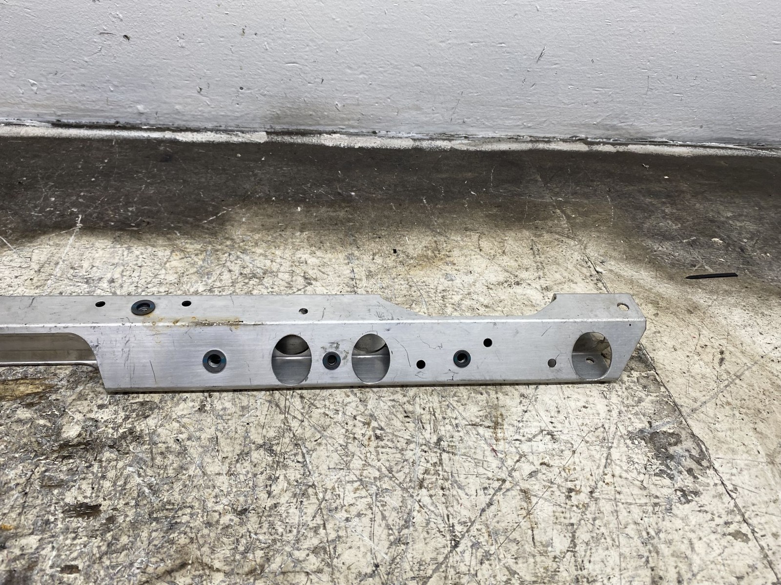 2019-2023 ASTON MARTIN VANTAGE FRONT RIGHT SUPPORT MOUNT BRACKET HY53-16164-AG