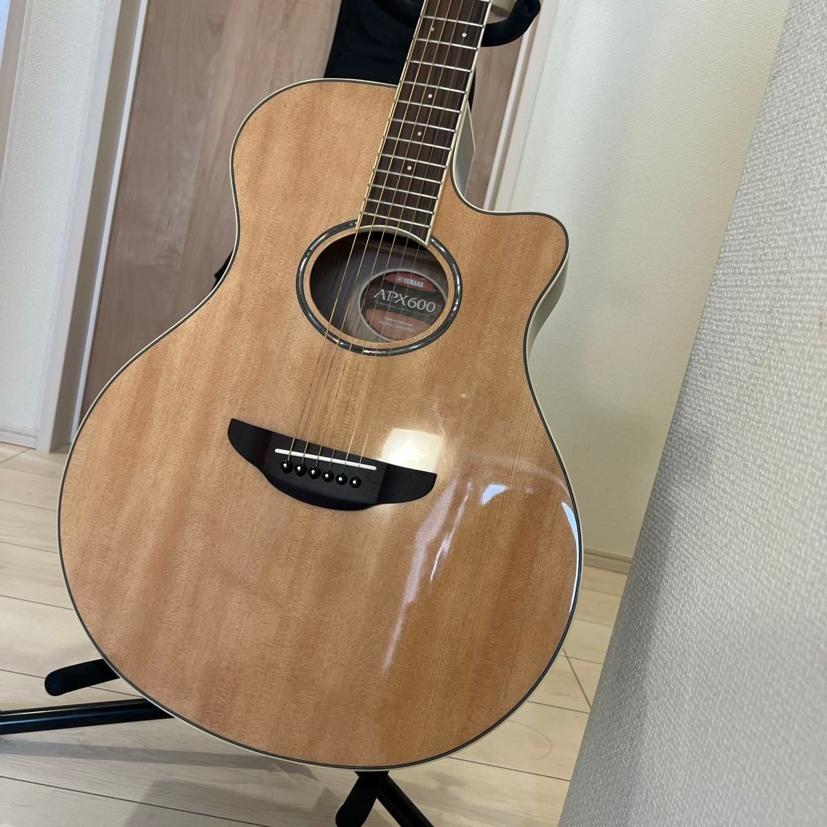 Yamaha APX600 Electro-Acoustic Guitar Natural Case Included