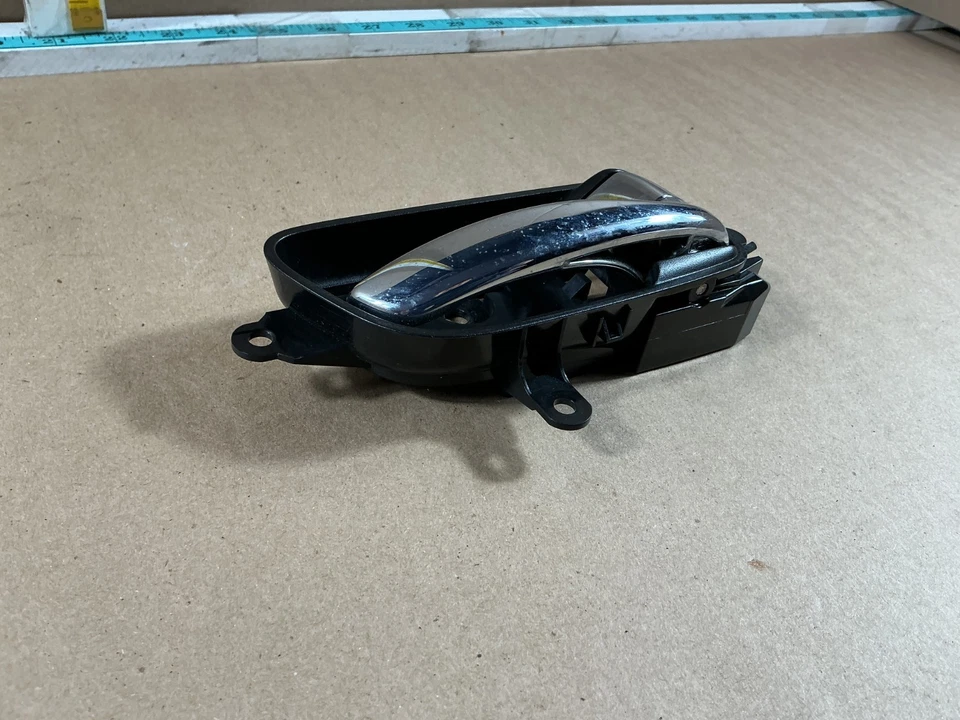 Conjunto de manija de puerta interior trasera derecha Nissan Máxima 2016-2019 806704RA0A OEM Foto 3 de 4