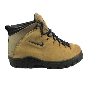 bota nike bege