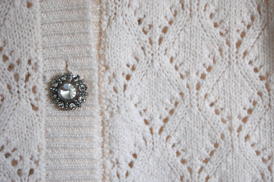 Suéter de mamão feminino tamanho S malha gola V botões decorativos branco manga comprida - Imagem 3 de 4