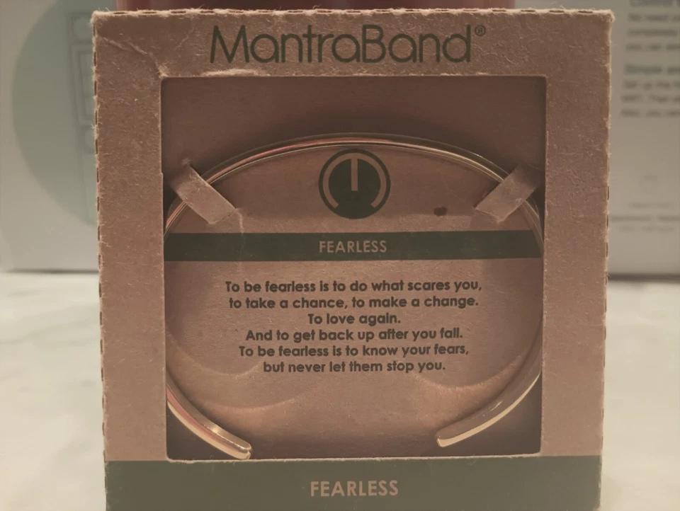 Золотая регулируемая манжета MantraBand «Бесстрашный» с гравировкой - Изображение 4 из 4