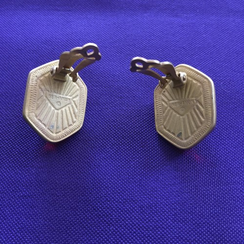1980's Ben-Amun Red Faceted Gold Tone Hexagon Clip-On Earrings - Picture 4 of 7