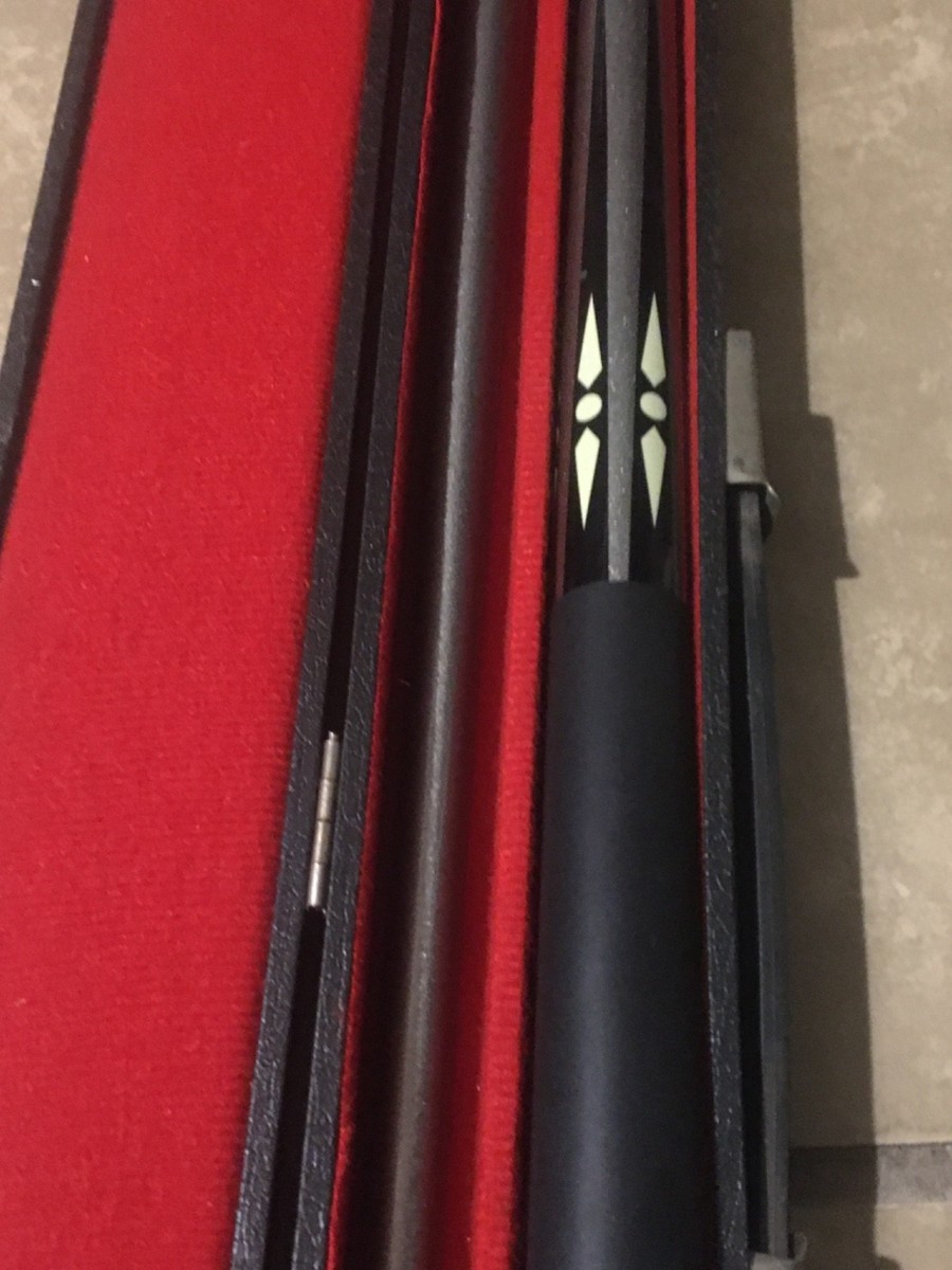 Minnesota Fats The Hustler 58 in 20 Oz 2 Pc Graphite Pool Cue