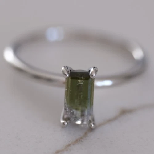 Anillo brasileño de turmalina multicolor 1,05 quilates Foto 2 de 3