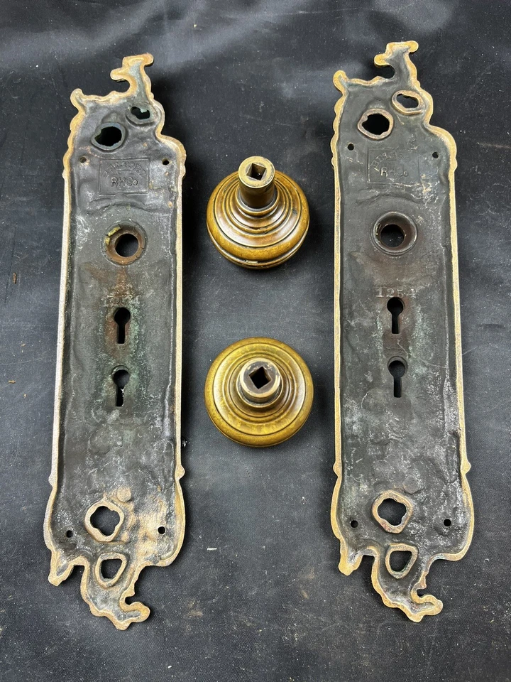 1899 Reading Hardware (RHC) Bronze Belfort Entry Set Knobs & Backplates B-21110 - Image 4 of 4