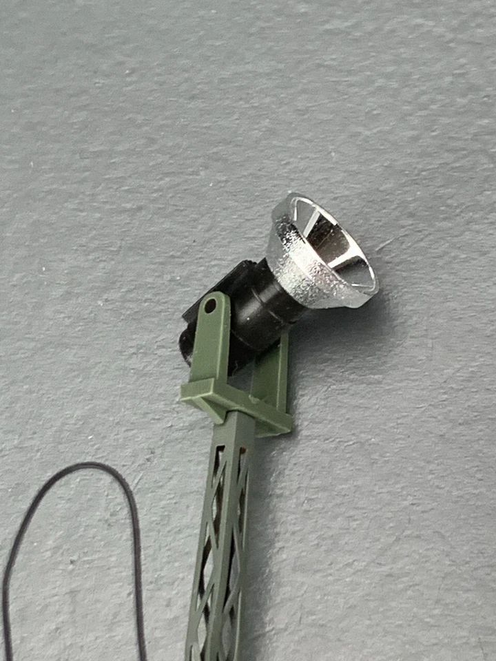 Proyector HO Viessmann 63311 en mástil de celosía con LED HO2630 Foto 3 de 4