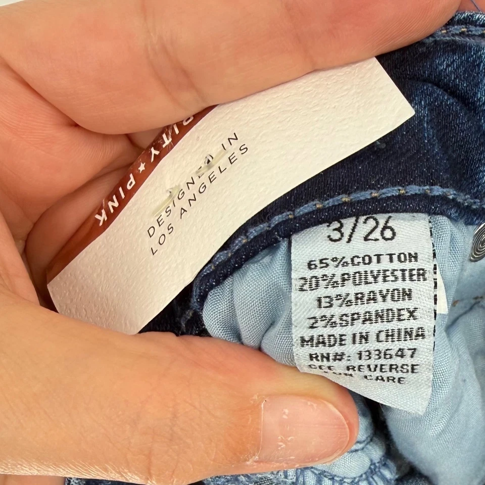 Pantalones cortos de mezclilla rosa celebrity desgastados con puños azules 3 26 para mujer Foto 4 de 4