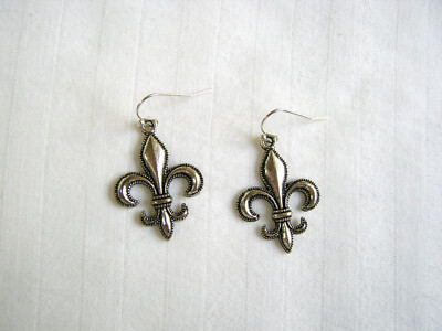 Chic Classic Silver Fleur de Lis French Lily Flower Hook Dangle Earrings 1'' New