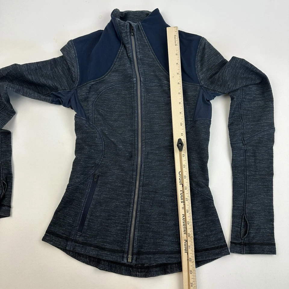 Chaqueta Lululemon Define con cremallera completa y cuello alto L/S talla 4 agujero para el pulgar look de denim azul Foto 3 de 4