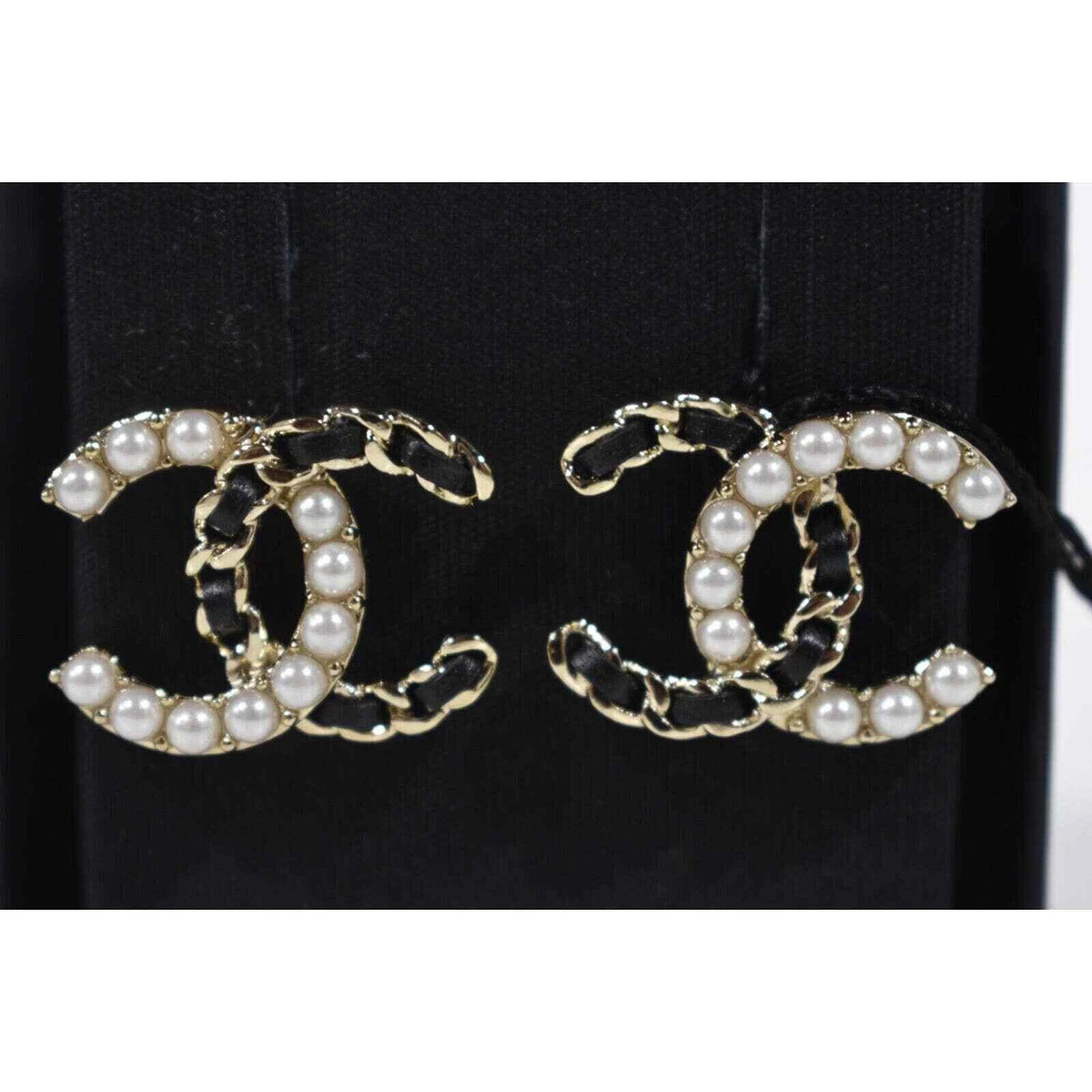 Chanel flower earrings CC logo white black Authentic Vintage