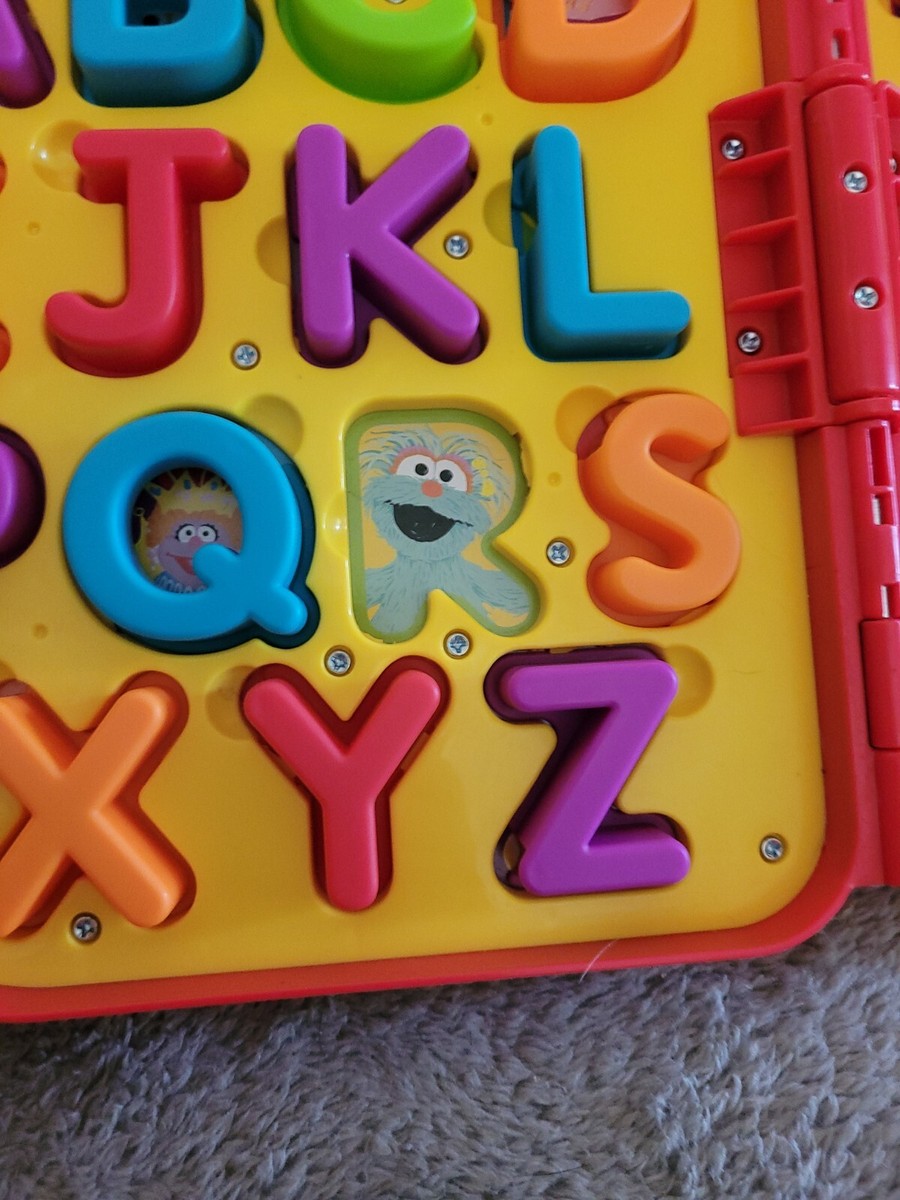 その他 Sesame Street Elmo&#39;s On the Go Letters by Sesame Street Amazon.com: Sesame Street Elmo's On The Go Letters, 24 x 36