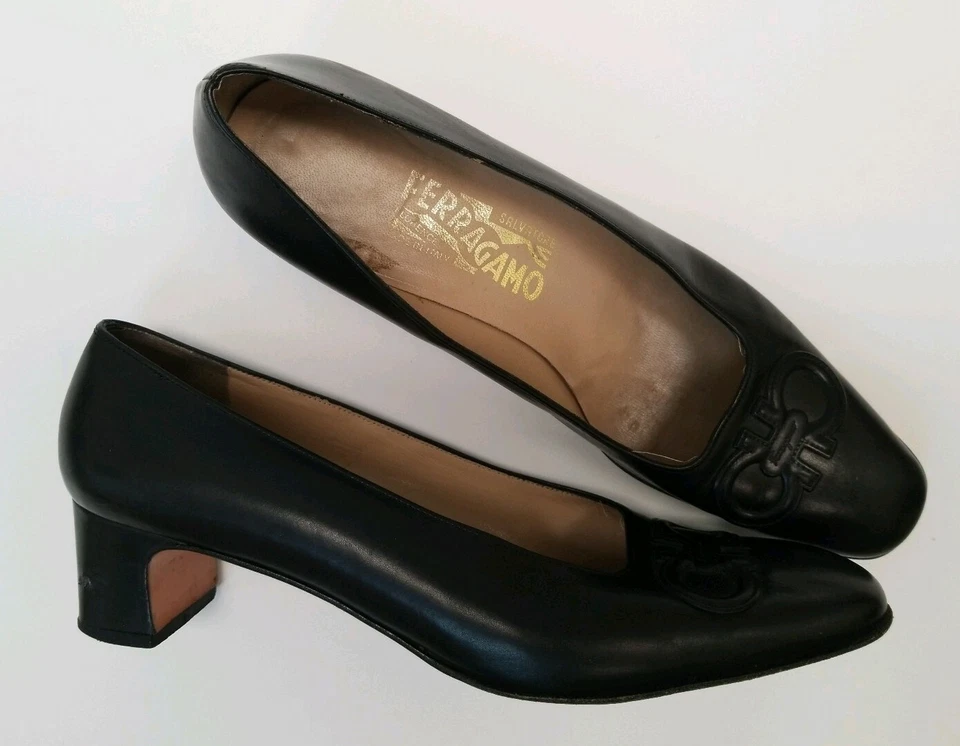 Salvatore Ferragamo Pumps Black Leather Signature Logo Size 8.5 AA ITALY - Image 3 of 4