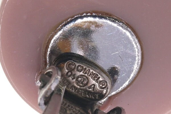 Pendientes redondos Chanel Coco Mark Heart usados en rosa con plástico y Foto 4 de 4