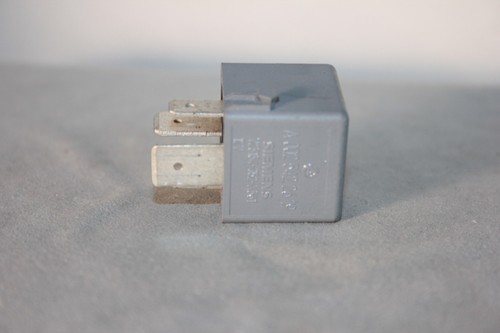 Opel Mercedes Maserati A 002 542 26 19 Siemens V23134-J52-X361 relay