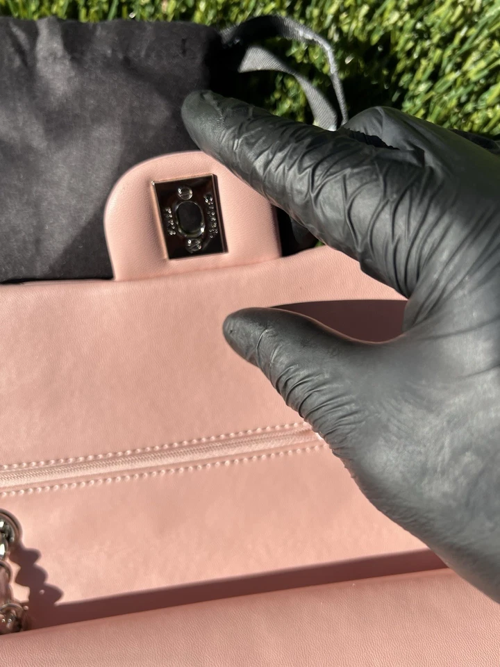 Bolso clásico de piel de cordero acolchado rosa con doble solapa Foto 3 de 4