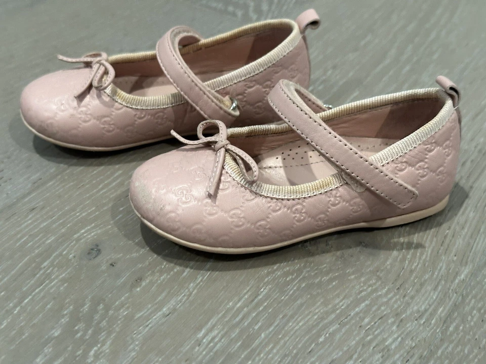 Auténticas sandalias Gucci para niñas Mary Jane en relieve 22/5/6 Foto 2 de 4