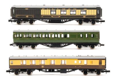 GRAHAM FARISH 'N' GAUGE RAKE OF ASSORTED BR/SR/PULLMAN COACHES