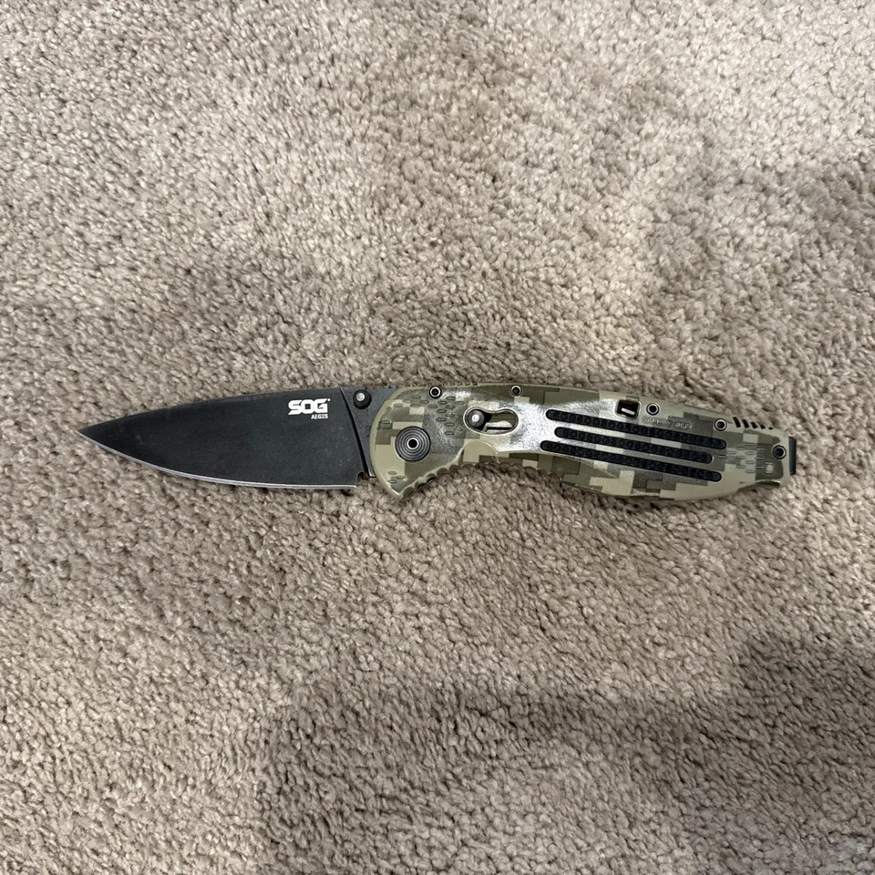 Cuchillo abierto asistido SOG Aegis legendario punto de caída de bloqueo de arco - descontinuado, camuflado Foto 3 de 4