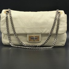 Borsa CHANEL traforata 2,55 doppia catena in pelle bianca