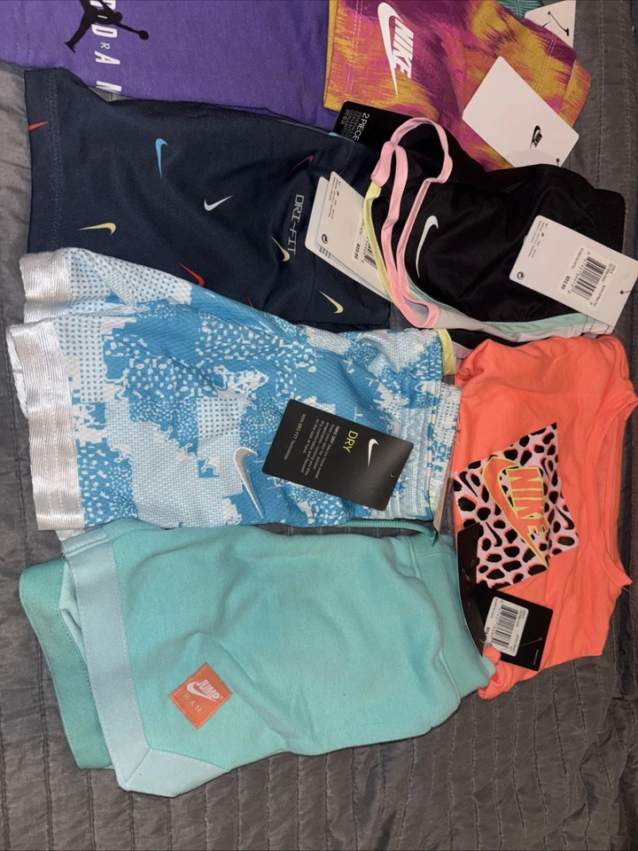 Nuevo con etiquetas Nike Lote 9 Niñas Talla 4 Pantalones Cortos y Una Camisa Varios Colores Foto 3 de 3