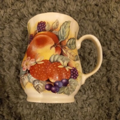 Schöner Kaffee-/Teetasse Rosenholz Porzellan Fine Bone China rote Früchte gemustert