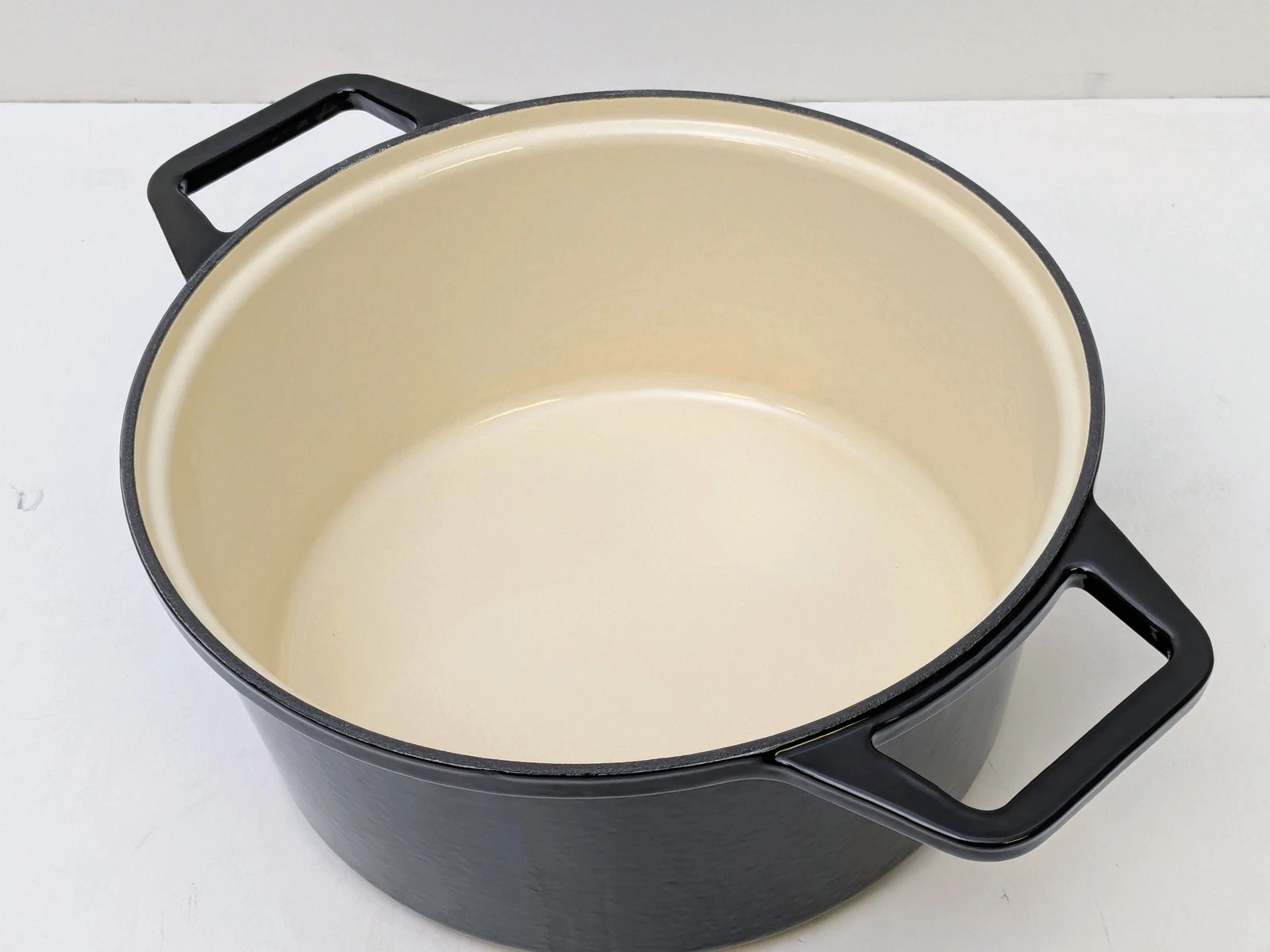 2-in-1 Dutch Oven Enameled Cast-Iron Dutch Oven color black