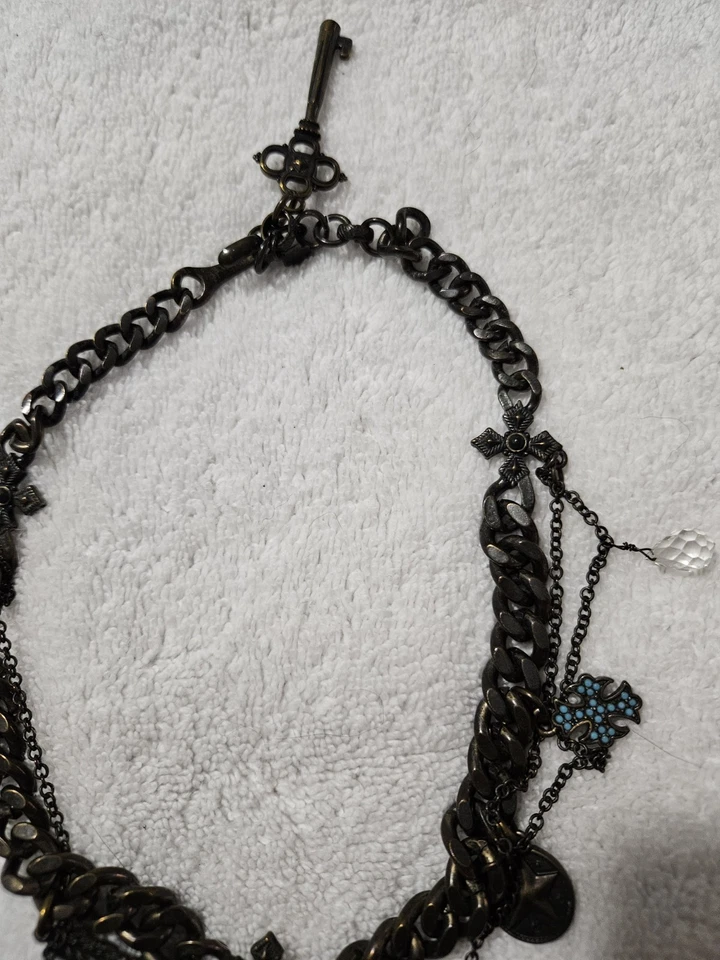 Collar marca Lucky con dijes que incluyen cruces y calaveras Foto 3 de 4