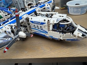 LEGO 42025 - Technic - Cargo Plane - Working with Manual