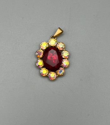 Vintage Modeschmuck Anhänger Rubinrot Strass Aurora Borealis Vergoldet
